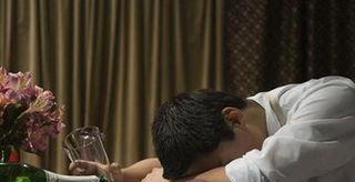 喝酒喝多了第二天头疼怎么缓解(喝酒后头疼用热毛巾敷管用吗)