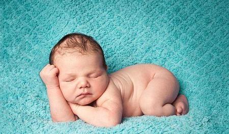 新生儿宝宝一个月长多少厘米(新生儿出生时平均体重大约是多少公斤)