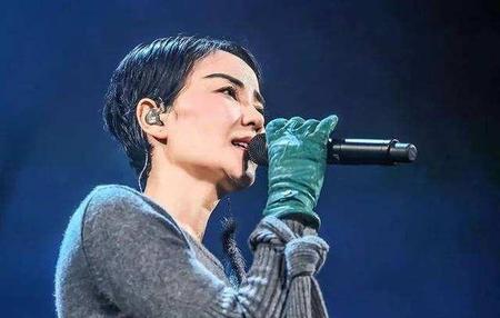 为啥歌手唱歌要戴耳机(歌手上台唱歌为什么戴耳机)