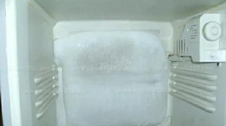 冰箱里出水孔堵了怎么办(冰箱冷藏室排水孔堵塞)