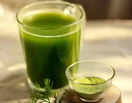 空腹喝青汁有什么好处(大麦青汁早上空腹喝都有什么好处)