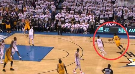 米切尔逆天传球