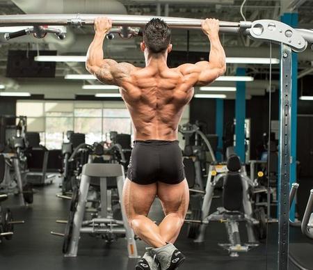 引体向上练出来的背部(引体向上练背阔肌)