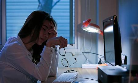 女儿不听劝嫁给穷小子(父母嫌弃女儿嫁穷)