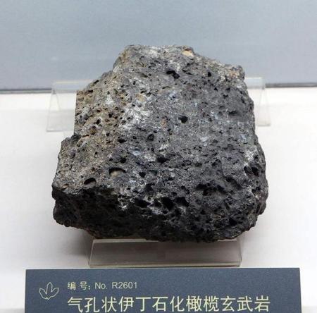 地球上的岩石大多是由什么组成的(岩石组成了地球的什么)