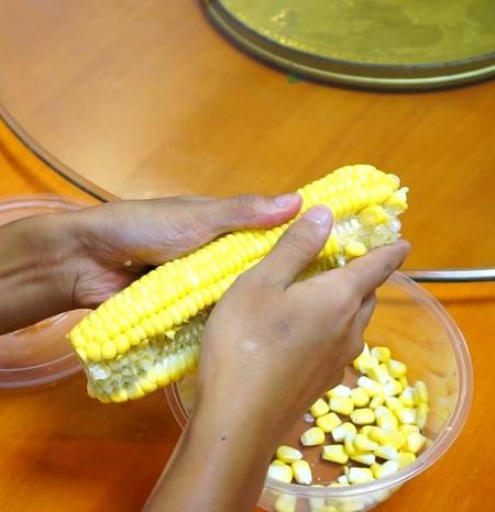 秋季钓草鱼用玉米粒还是饵料好(草鱼玉米饵料自制方法)