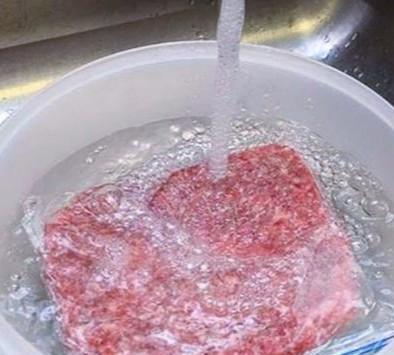 冰箱的猪肉如何快速解冻(冰箱猪肉怎样快速解冻)