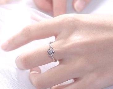 多年后还是喜欢那个暗恋的人(暗恋过的人多年之后还是喜欢)