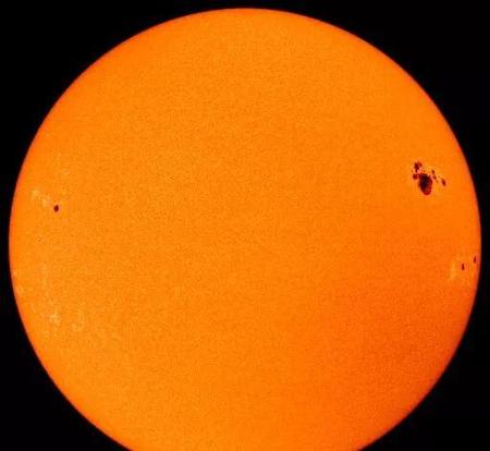 太阳真正的颜色是什么颜色?黄色 白色(太阳是红色还是黄色)