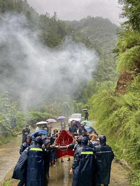 棺材多少人抬(出殡为什么要做棺材上)