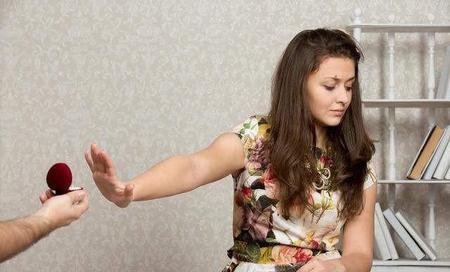 跟女生表白后她冷淡了(表白完女生变得冷淡)