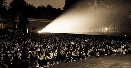 农村露天电影是谁播放的(小时候村里放的露天电影)