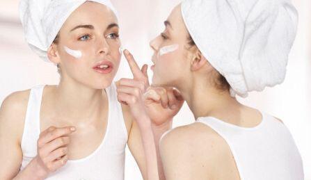 擦脸先用水还是先用乳液(洁面乳,保湿乳液和爽肤水的使用顺序)