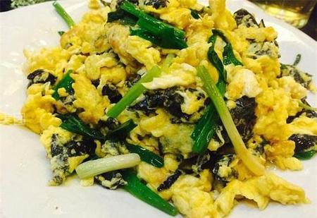 鸡蛋配啥炒菜好吃(鸡蛋可以搭配什么菜炒)