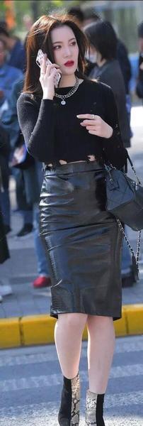 40岁穿黑色好看吗(40岁女人穿黑色好看吗)