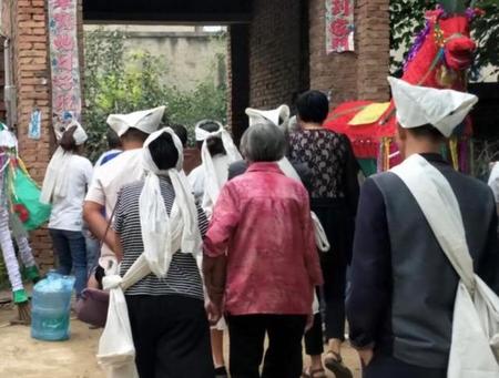 喜事与丧事的冲突