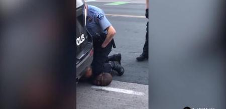 美国警察对白人和黑人的态度