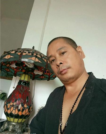 两个男的之间怎么选择(在两个男人之间如何做出选择)