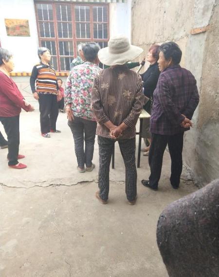 农村人爱说闲话怎么办(村里的人爱说闲话)