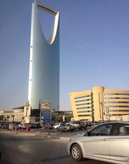 沙特的沙漠占国土面积(沙特阿拉伯是沙漠国家,沙漠占国土面积的百分之多少?)