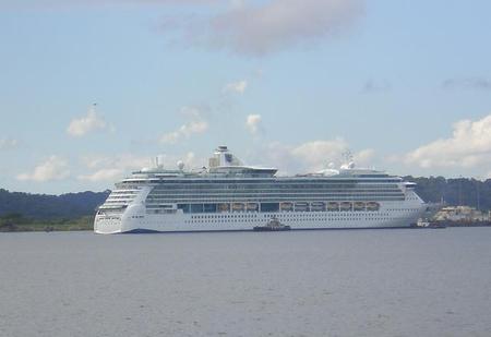 船在晚上行驶为什么不开灯(为什么船夜间航行不开灯)