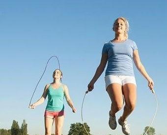 跳绳1000下可以减肥吗(每天晚上跳绳1000下能减肥吗)