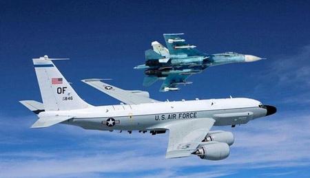 俄罗斯战机低空飞过美国航母