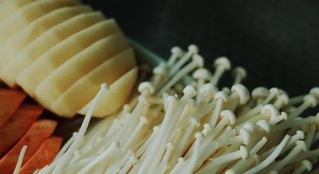 吃火锅金针菇要烫吗(金针菇上厕所)