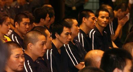 学校来了一个新老师是黑社会(学校老师是黑帮大哥)