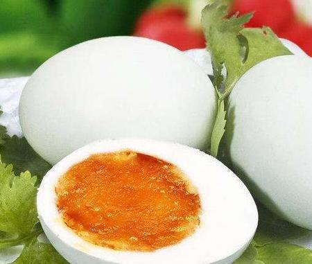 咸鸭蛋正确腌法(流油咸鸭蛋的腌制方法窍门)