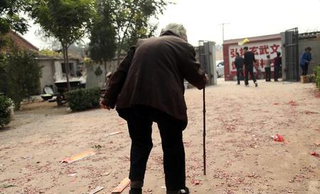 老人把钱给女儿存着对吗(老人将存款交由女儿保管)