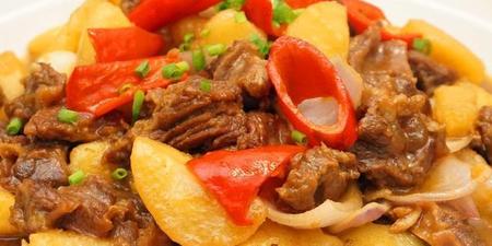 牛肉与什么菜搭配最好吃(黑胡椒牛肉炖土豆的做法)