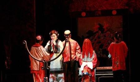 你认为《金锁记》中的曹七巧是一个什么样的人(分析张爱玲《金锁记》中曹七巧的人物形象)