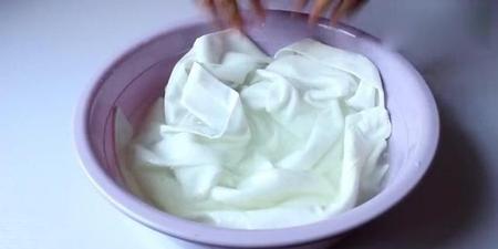 白衣服怎么洗不发黄白醋(白衣服发黄小妙招白醋)