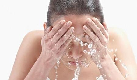 越化妆素颜越丑怎么办(梅子色口红适合的眼妆)