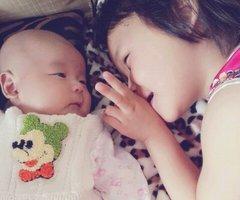 大宝应该让着二宝吗(二胎家庭怎样对待大宝)