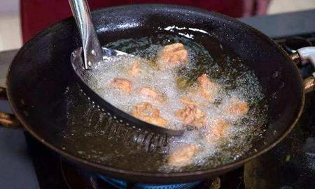 油炸食品的油怎么让油变清(炸黑的油怎样变清澈)