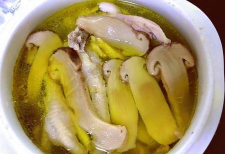 老鸡煲汤放什么材料最佳孕妇喝(天麻黄芪山药炖鸡的功效)