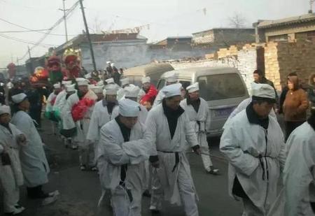 朋友去世了出殡应不应该去(男朋友的亲戚去世了我要去参加葬礼吗)