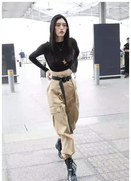卡其色裤子搭什么衣服(卡其色的搭配)