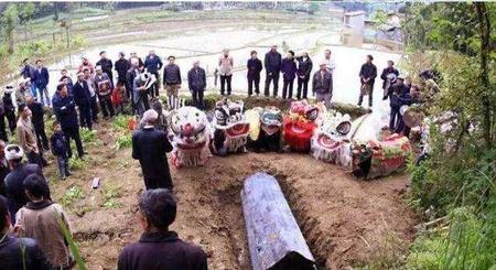 土葬火葬水葬哪一项最好(火葬水葬土葬还有什么)