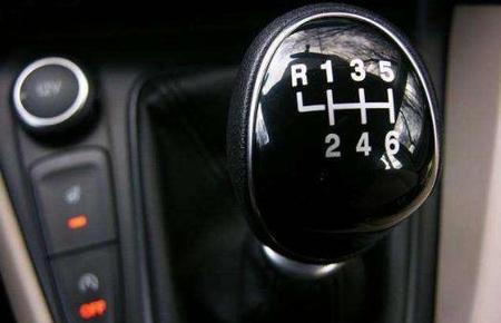 一档起步什么时候挂二档(科目一上坡下坡谁让谁)