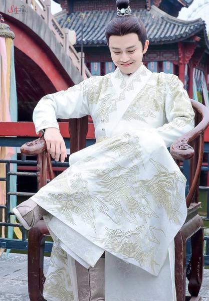 锦衣之下和暮白首哪个先拍的